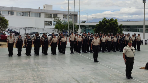 Agentes policiales asignados a Calderón, en el norte de Quito, se preparan para salir a recorrer las calles de la zona, el 19 de septiembre de 2023.