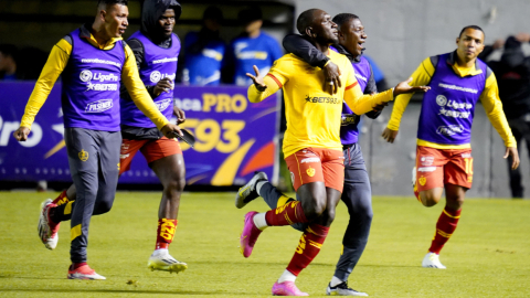 Los jugadores de Aucas festejan uno de los goles en la victoria ante Barcelona, el 7 de octubre de 2023. 