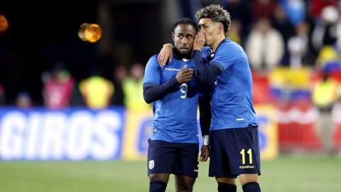 John Yeboah y Jeremy Sarmiento dialogan durante el partido de Ecuador ante Guatemala, en Nueva Jersey, el 21 de marzo de 2024.