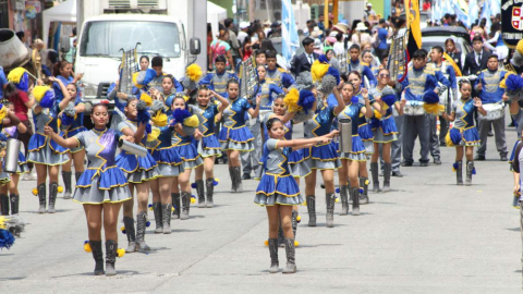 El desfile cívico estudiantil llevó las fiestas al barrio Garay,