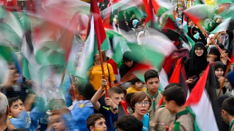 Partidarios de Hizbulá se manifiestan en Beirut para apoyar el ataque de Hamás a Israel.