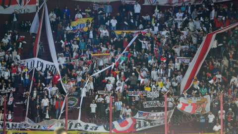 Hinchas de Liga en la semifinal ante Defensa y Justicia en Argentina.