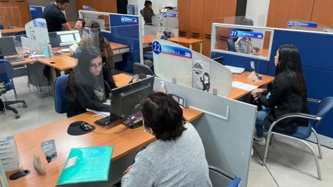 Ciudadanos realizan trámites en las oficinas del Servicio de Rentas Internas en Cuenca, el 15 de septiembre de 2023.