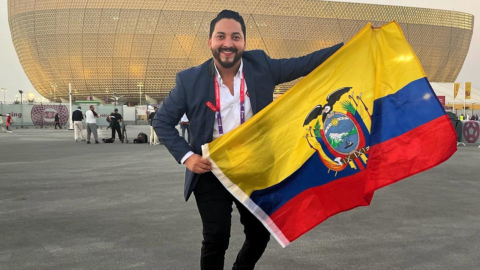 Jerry Robalino posa junto a la bandera ecuatoriana durante el Mundial de Qatar 2022.