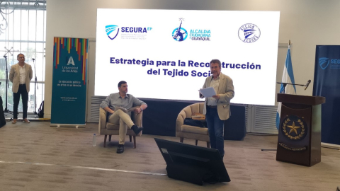 El alcalde de Guayaquil, Aquiles Alvarez, y el consultor colombiano, Jorge Melguizo, durante el lanzamiento de una nueva estrategia por la paz y convivencia ciudadana. 