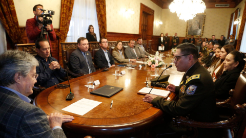 El presidente Guillermo Lasso dirige una reunión del Gabinete de Seguridad, el 7 de octubre de 2023, en Quito.