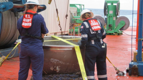 Ingenieros de seguridad marina de la Guardia Costera de EE. UU. realizan un estudio de la tapa de titanio de popa de Titán en el Océano Atlántico Norte el 1 de octubre de 2023.