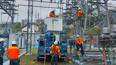 Trabajadores de la Empresa Eléctrica Quito en una de las estaciones de la entidad, el 12 de octubre de 2023.