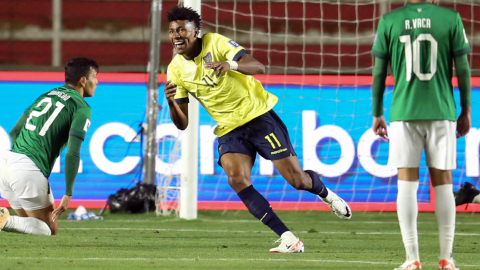 Kevin Rodríguez festeja el gol de la victoria de Ecuador ante Bolivia, en La Paz, el 12 de octubre de 2023. 