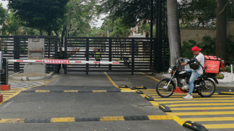 Garita de ingreso a la urbanización Laguna Club, de la vía a la Costa en Guayaquil, donde resultó asesinado la madrugada del jueves 12 de octubre de 2023, el narco George Samir Maestre, alias "Samir". 