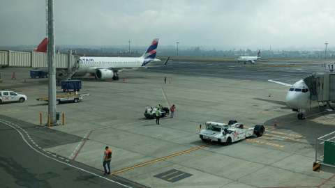 Imagen referencial de las operaciones en el aeropuerto de Quito, en octubre de 2023