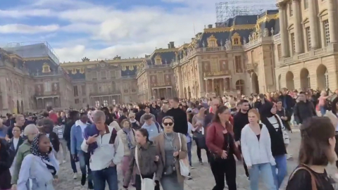 Turistas evacúan el palacio de Versalles, ante la amenaza de bomba, Francia, el 14 de octubre de 2023.