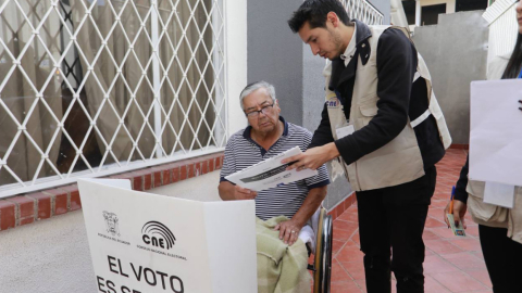 Imagen referencial. Un ciudadano durante el llamado 'Voto en Casa', en la segunda vuelta presidencial, el 13 de octubre de 2023. 