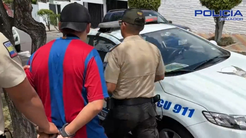 Imagen referencial. Policías detienen a un ciudadano en Quito por infringir la Ley Seca. 