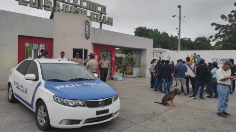 Policías custodian un recinto electoral en Manabí.