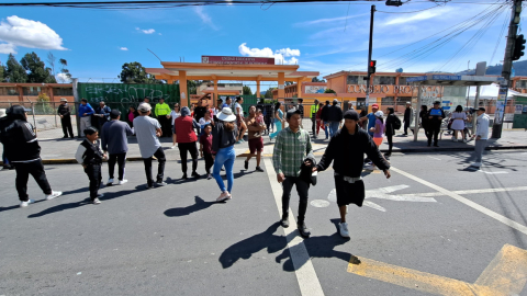 Votantes salen de uno de los recintos electorales en el sur de Quito, el 15 de octubre de 2023.