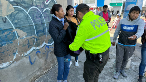 Imagen referencial. Un policía revisa a una persona que ingresa a un recinto electoral en Quito, el 15 de octubre de 2023. 