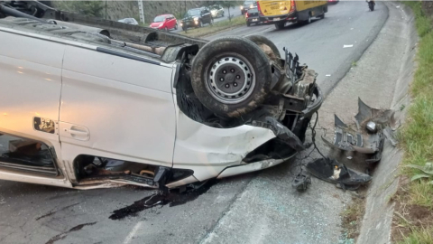 Vista lateral del auto que se volcó en la avenida Simón Bolívar, norte de Quito, el 16 de octubre de 2023.