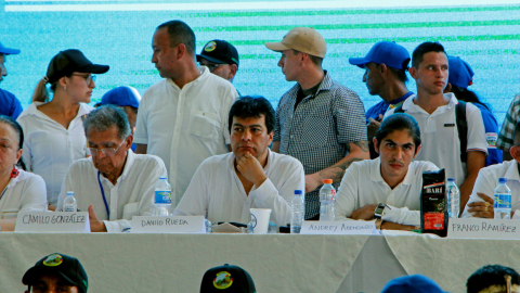 El vocero de la delegación del EMC, Andrey Avendaño (d); el alto comisionado para la paz de Colombia, Danilo Rueda (c), y Camilo González (i), coordinador delegado por el Gobierno para encabezar la mesa de diálogos de paz con el Estado Mayor Central de las Farc, el 8 de octubre de 2023.