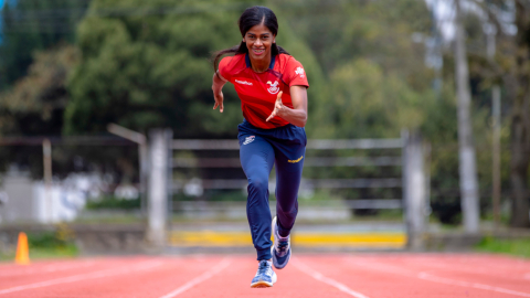 Anahí Suárez, durante un entrenamiento en la pista Los Chasquis, en Quito.