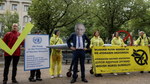 Un activista con una máscara del presidente de Rusia, Vladimir Putin, junto a otros activistas de la organización por la paz IPPNW, en Berlín el 23 de junio de 2023. 