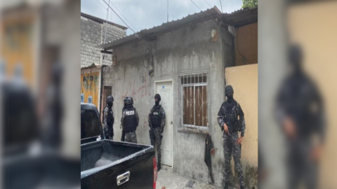 Policía en el rescate de dos hombres que sufrieron secuestro extorsivo en Guayaquil, el 15 d eoctubre de 2023. 