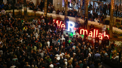 Cientos de personas protestan en la ciudad palestina de Ramallah, tras el bombardeo de un hospital en Gaza este 17 de octubre de 2023.