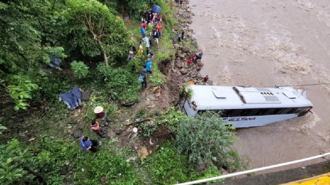 Vista del autobús que cayó al río Higuito, en la municipalidad hondureña de Santa Rosa de Copán, a 250 km al noroeste de Tegucigalpa, el 15 de octubre de 2023.