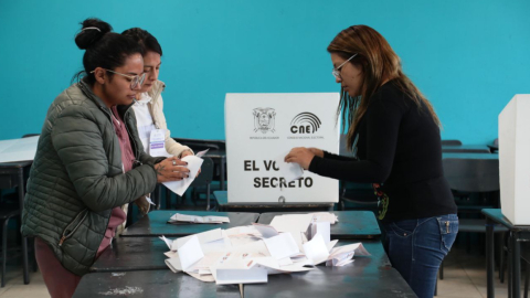 Miembros de una junta receptora del voto, durante el escrutinio de la segunda vuelta, este 15 de octubre de 2023.