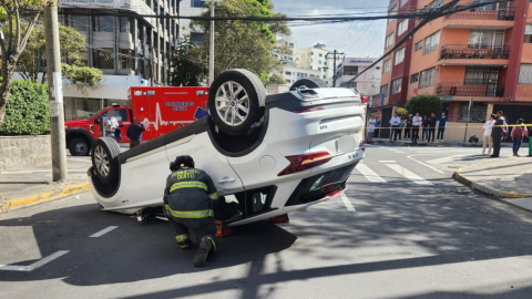 Un bombero brinda atención a una víctima de un accidente de tránsito en Quito, el 17 de octubre de 2023.