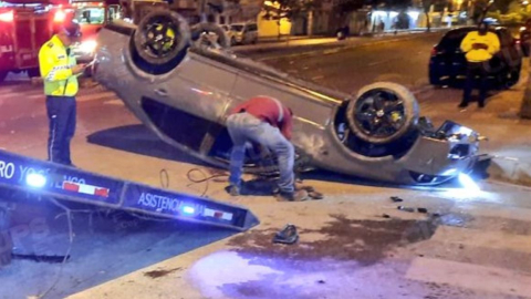 Un vehículo se volcó en la avenida Gabriel Roldós, en el norte de Guayaquil, el 19 de octubre de 2023.