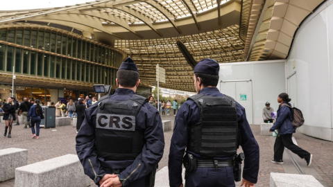 Agentes de policía patrullan los alrededores de la zona comercial Les Halles en París, Francia, el 14 de octubre de 2023.