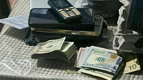 Dinero en efectivo y celulares incautados tras la detención de cuatro sujetos, acusados de robo en las vías de Guayas, el 19 de octubre de 2023.