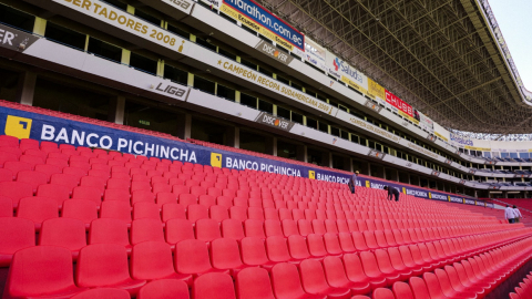 Los nuevos asientos en la tribuna oriental del estadio Rodrigo Paz Delgado.