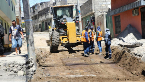 Trabajadores del Municipio de Quito rehabilitan la calle Joaquín Pareja, en el Comité del Pueblo, el 19 de octubre de 2023.