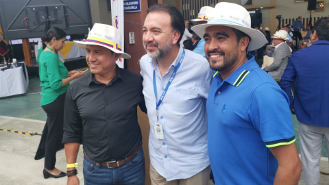 El alcalde de Quito, Pabel Muñoz, posa para una fotografía en la asamblea de la AME, en Salitre (Guayas), el 20 de octubre de 2023. 