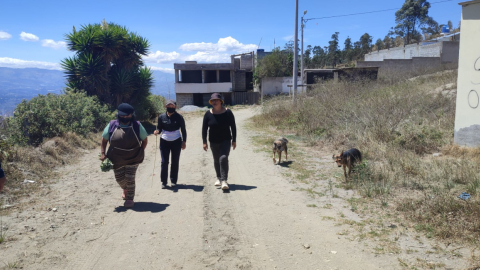 Tres habitantes de Colinas de Bellavista caminan por sus calles, el 19 de octubre de 2023.