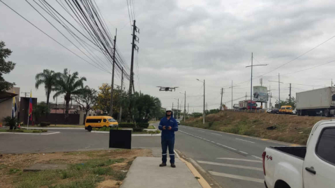 Personal de CNEL revisa el suministro de electricidad de Samborondón y Daule, el 20 de octubre de 2023. 