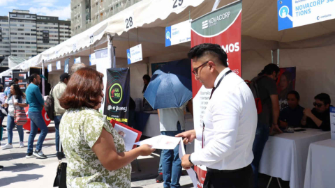 Personas en la feria de empleo Reactívate, en Quito, el 20 de octubre de 2023.