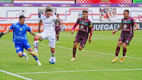 Los jugadores de Mushuc Runa y Deportivo Cuenca durante el partido de la Fecha 10 de la LigaPro, el 21 de octubre de 2023.