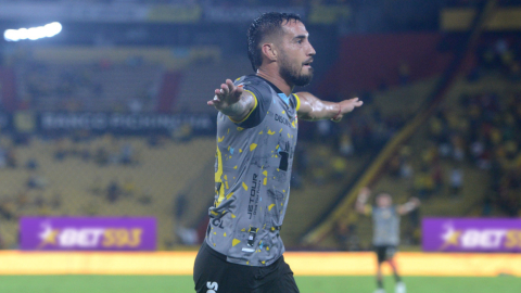 Francisco Fydriszewski celebra su gol con Barcelona en el partido ante Libertad, por la Fecha 10 de la LigaPro, el 21 de octubre de 2023.