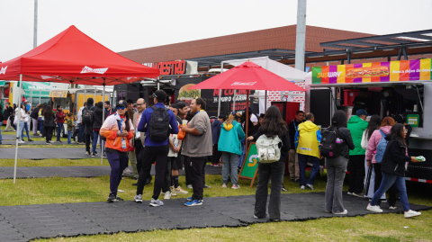 Aficionados se acercan hasta los puestos de comida en el Fan Fest de los Juegos Panamericanos de Santiago 2023.