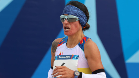  Rosa Alva Chacha en su llegada a la meta después de la maratón en Santiago.