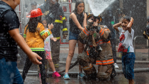 Los bomberos arrojaron agua para que los asistentes disfruten con la tradicional actividad.