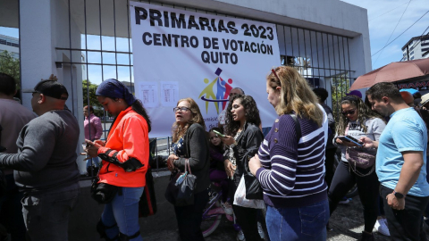 Venezolanos votan en Quito, en las primarias de la oposición.