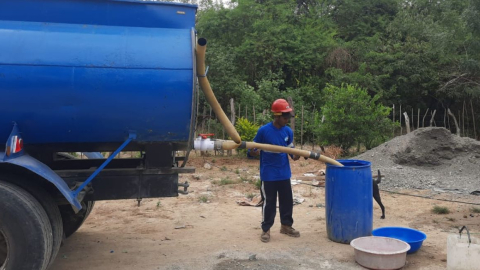 Un tanquero distribuye agua potable en Guayaquil.