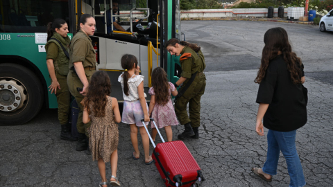 Soldados del ejército israelí ayudan a evacuar a los residentes cerca de la frontera con el Líbano, el 23 de octubre de 2023.