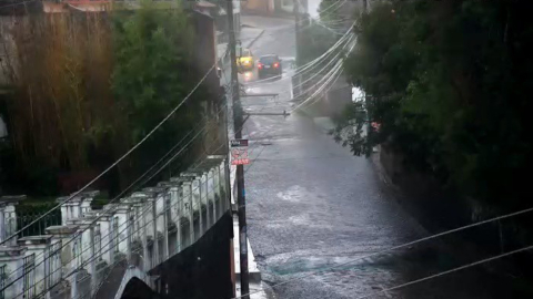 Vista frontal de una calle en el sector de Conocoto, en Quito, luego de las fuertes lluvias del 22 de octubre de 2023.