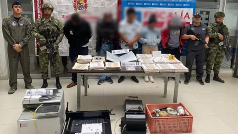 Fotografía cedida por el ejército colombiano con los cinco presuntos falsificadores de billetes, detenidos en el Cauca, el 23 de octubre de 2023. 