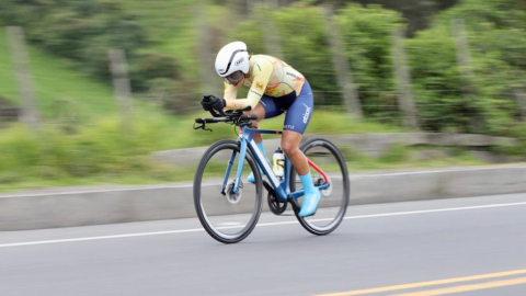 Miryam Núñez, durante la prueba de contrarreloj individual en el Campeonato Nacional, en Tulcán, el 11 de febrero de 2023.